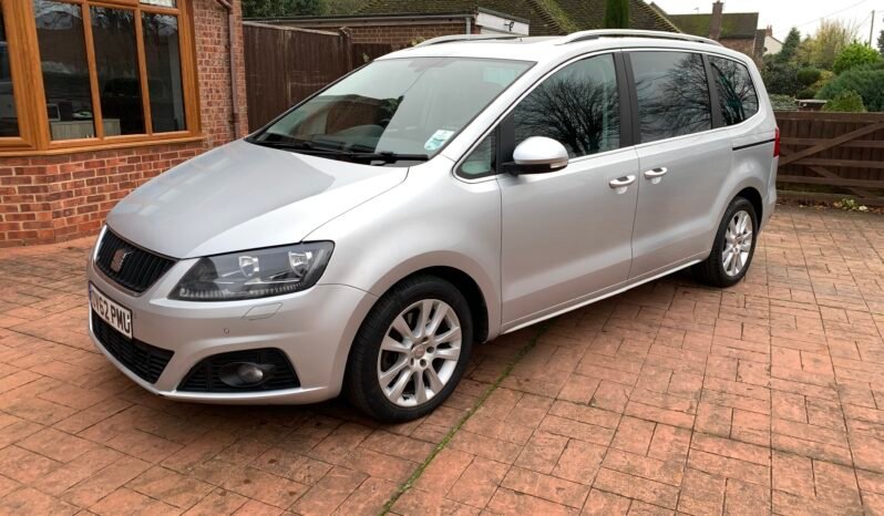 Monnow Taxi silver 7-seater MPV, front view